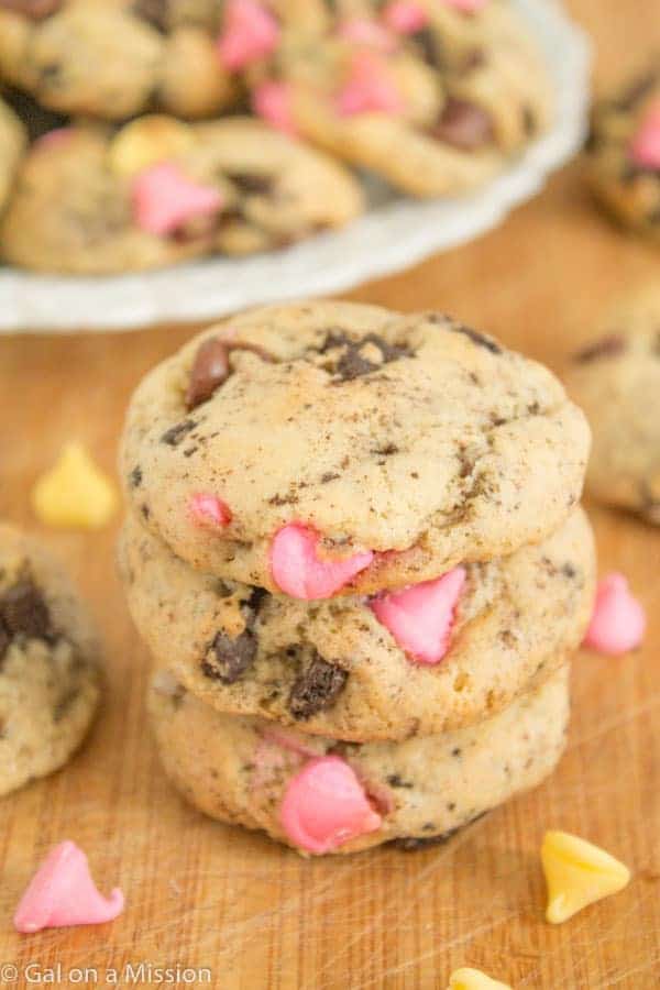 Chewy Spring Oreo Chocolate Chip Cookies on galonamission.com