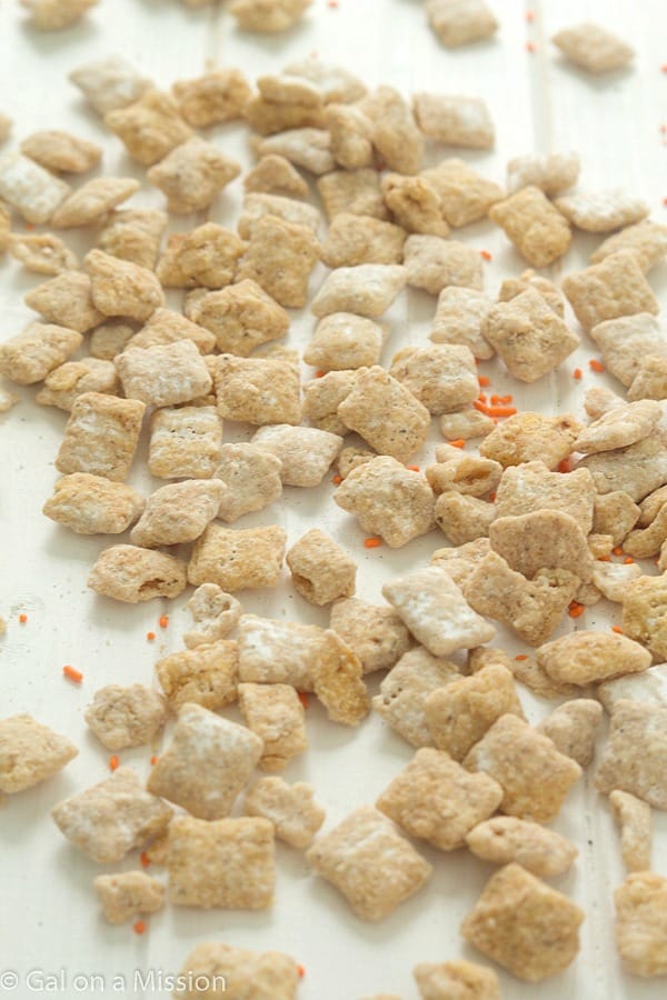 Tasty and Addicting Pumpkin Spice Puppy Chow Recipe! via @galmission