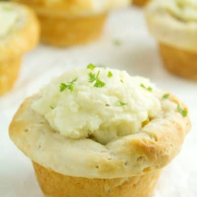 A delicious mini shepherd’s pie recipe that uses biscuits, filled with an out-of-this-world delicious filling and topped with creamy mashed potatoes! Kid-friendly!