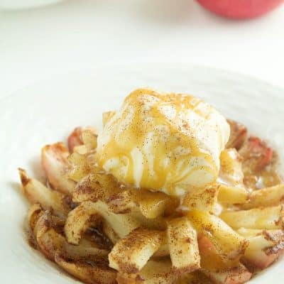 Mouthwatering bloomin’ baked apples recipe that is really easy to make. They will become your new Fall staple! We love them.