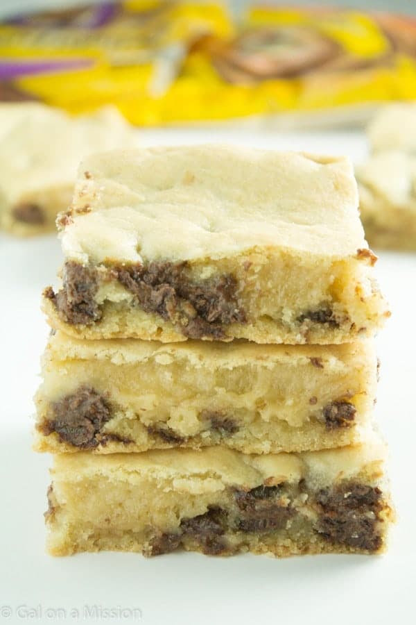 A delicious caramel chocolate chip cookie bar recipe that is filled to the max with caramel filled morsels! So easy and absolutely delicious!