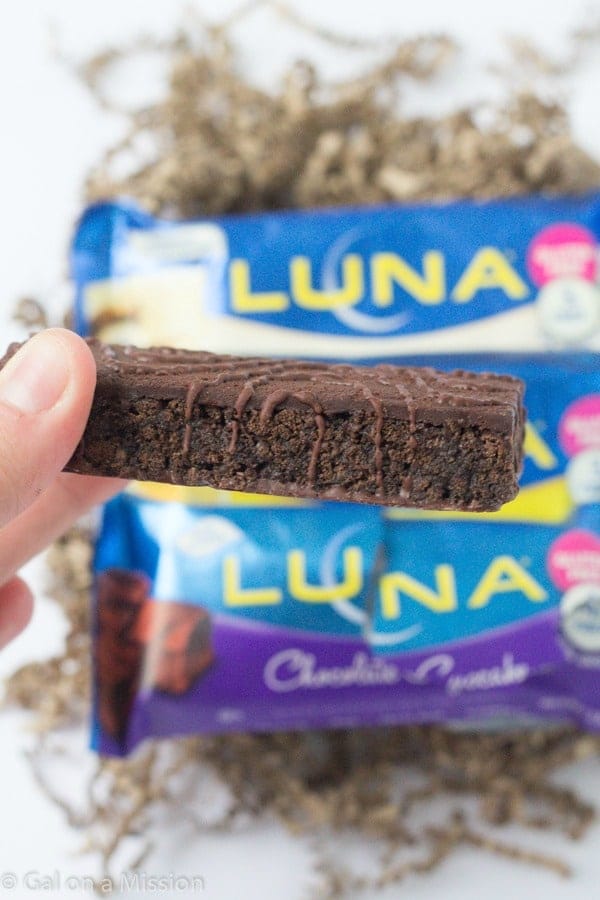 Are you gluten-free or looking for gluten-free snacks on-the-go? Check out why we are in love with a delicious gluten-free chocolate cupcake bar!