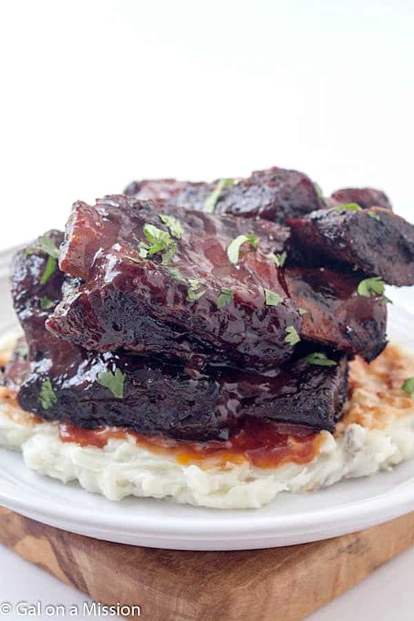 Baked Barbecue Beef Short Ribs - If you are a fan of beef ribs, this these finger-licking short ribs are for YOU! These beef short ribs are baked in the oven with a delicious spice rub, then barbecue sauce is drizzled all over them! You are not going to miss beef ribs on the grill!