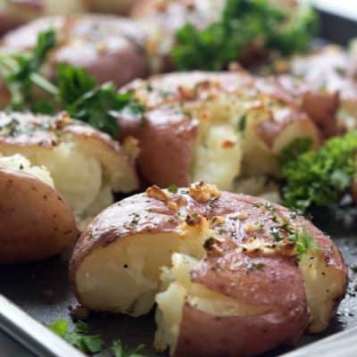 Crispy Garlic Smashed Potatoes - Incredibly easy to make and oh, so delicious! Perfect side dish to any meal.