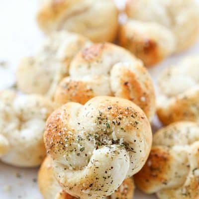 Garlic Parmesan Knots - Move on over garlic knots from scratch, these only take 20 minutes from start to finish! Grab your marinara sauce and let's dig in!