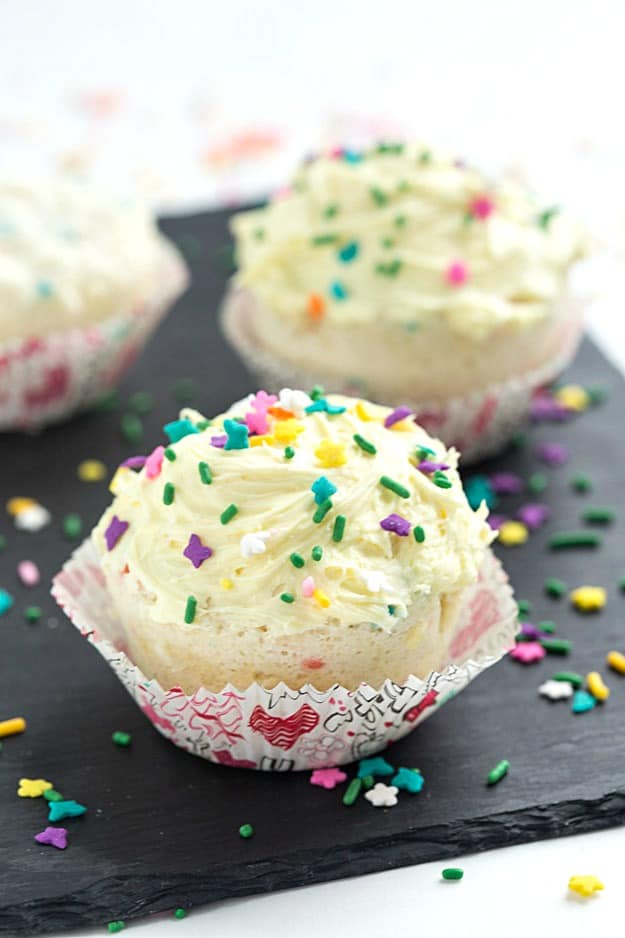 Easy 1-Minute Funfetti Mug Cupcake - Make a dessert when your loved one can be quick and tasty with our easy 1-minute funfetti mug cupcake! #MixUpAMoment