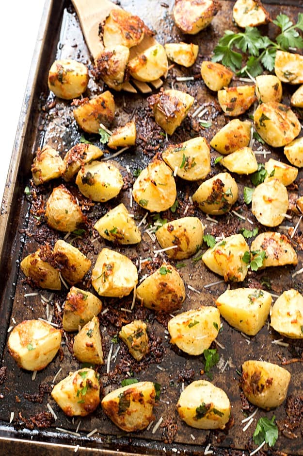 Garlic Parmesan Pan Roasted Potatoes - If you love crispy baked potatoes, you need to try these pan roasted potatoes! Crispy on the outside and moist and tender on the inside! The perfect side-dish to any meal you are making for dinner tonight!