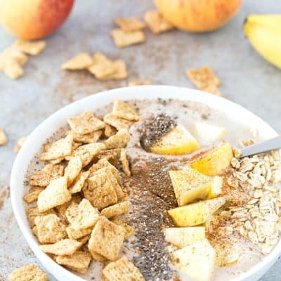 Apple Pie Smoothie Bowl - If you love apple pie, you're in luck because you can have this smoothie bowl for breakfast, as a snack, or even for dessert! This smoothie bowl recipe is so easy and comes together in no time!