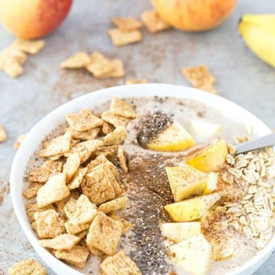 Apple Pie Smoothie Bowl - If you love apple pie, you're in luck because you can have this smoothie bowl for breakfast, as a snack, or even for dessert! This smoothie bowl recipe is so easy and comes together in no time!