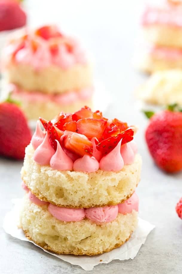 3-Ingredient Strawberry Mini Cupcakes - These mini cupcakes couldn't get any easier and are to die for! They totally melt in your mouth and perfect for your next party or when you have a sweet tooth!