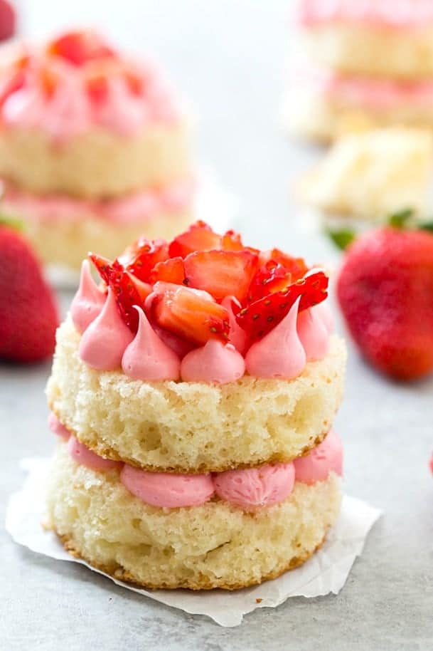 3-Ingredient Strawberry Mini Cupcakes - These mini cupcakes couldn't get any easier and are to die for! They totally melt in your mouth and perfect for your next party or when you have a sweet tooth!