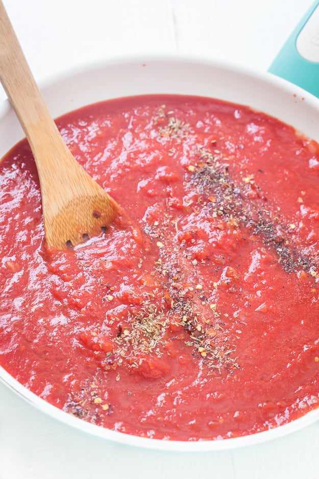 Quick & Easy Marinara Sauce - Skip the store-bought marinara sauce and make it homemade! This marinara sauce is the BEST and made with real and fresh ingredients! A simple recipe you need!